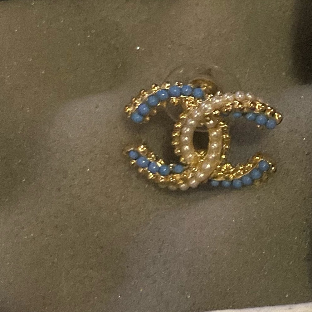One Chanel earring lost the other one